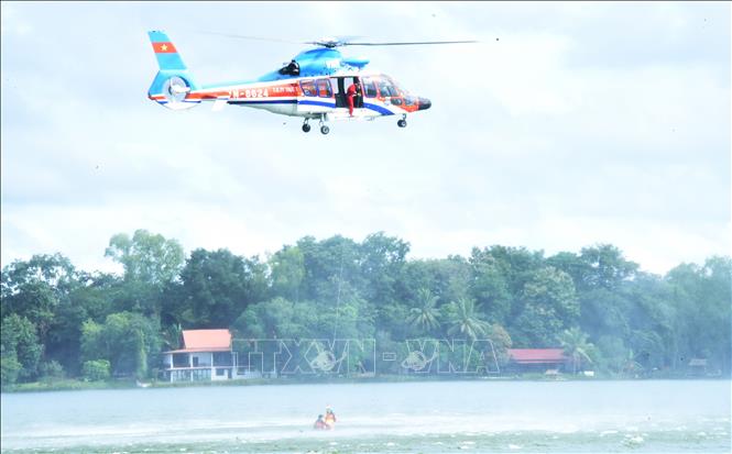 Trực thăng Việt Nam tham gia diễn tập thực hiện tình huống cứu hộ trên sông. Ảnh: Xuân Tú - PV TTXVN tại Lào