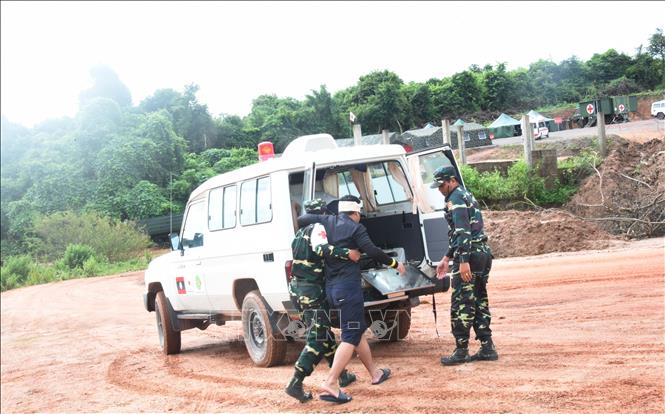 Vận chuyển nạn nhân đến bệnh viện dã chiến. Ảnh: Xuân Tú - PV TTXVN tại Lào