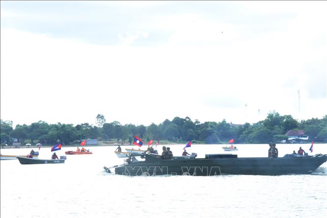 Lực lượng hỗn hợp ba nước Việt Nam-Lào-Campuchia phối hợp tuần tra, tìm kiếm người gặp nạn trong khu vực lũ lụt. Ảnh: Xuân Tú - PV TTXVN tại Lào