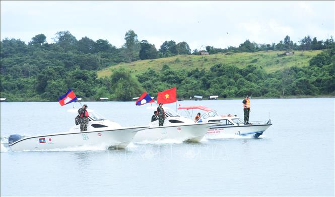 Lực lượng tham gia diễn tập Việt Nam-Lào-Campuchia phối hợp tuần tra, tìm kiếm người gặp nạn bằng xuồng máy. Ảnh: Xuân Tú - PV TTXVN tại Lào