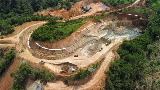 Thi công đường Đạo Nghĩa – Quảng Khê giai đoạn 2. Ảnh tư liệu: Hưng Thịnh – TTXVN