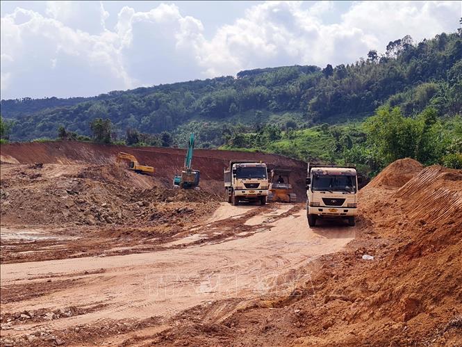 San lấp mặt bằng tại dự án đường Đạo Nghĩa – Quảng Khê giai đoạn 2. Ảnh tư liệu: Hưng Thịnh – TTXVN