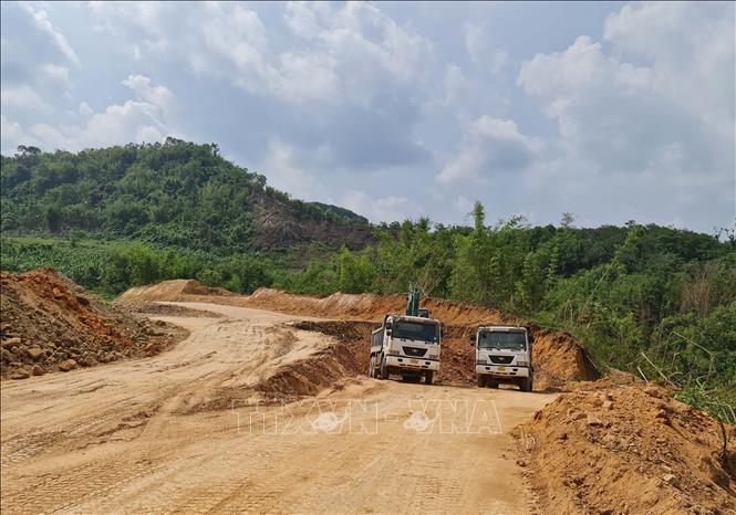 San lấp mặt bằng tại dự án đường Đạo Nghĩa – Quảng Khê giai đoạn 2. Ảnh tư liệu: Hưng Thịnh – TTXVN