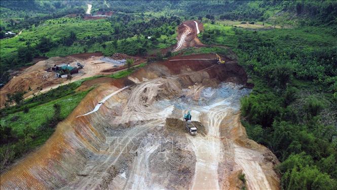 Thi công đường Đạo Nghĩa – Quảng Khê giai đoạn 2. Ảnh tư liệu: Hưng Thịnh – TTXVN