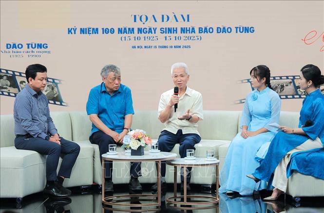Nguyên Tổng giám đốc TTXVN Lê Quốc Trung chia sẻ vai trò của nhà báo Đào Tùng với sự phát triển của Thông tấn xã Việt Nam. Ảnh: Hoàng Hiếu - TTXVN