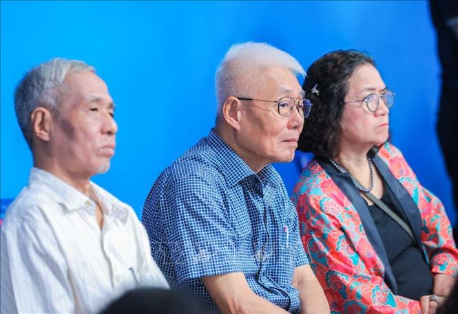Thân nhân cố Tổng giám đốc TTXVN Đào Tùng tham dự buổi toạ đàm. Ảnh: Hoàng Hiếu - TTXVN