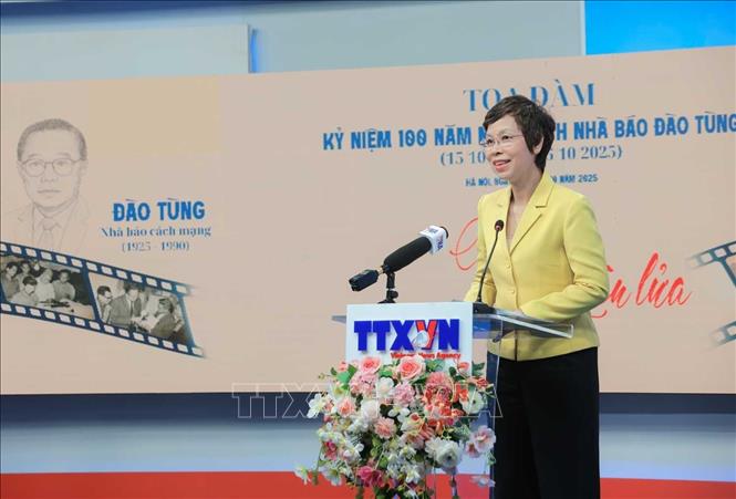 Tổng Giám đốc, Chủ tịch Liên chi Hội nhà báo TTXVN Vũ Việt Trang phát biểu khai mạc toạ đàm. Ảnh: Hoàng Hiếu - TTXVN