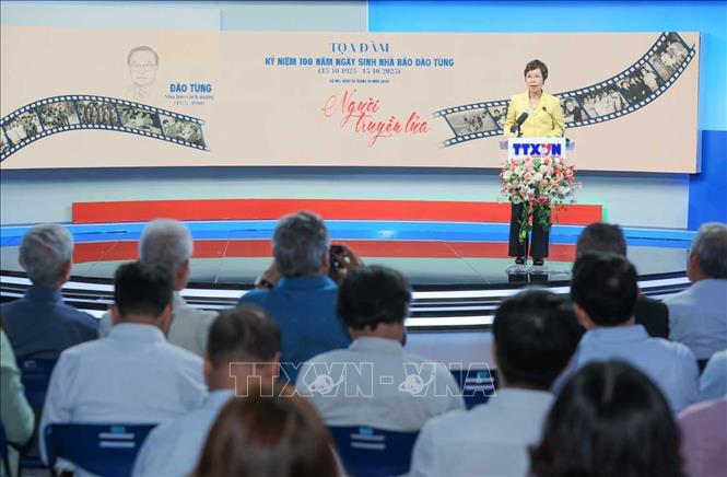 Tổng Giám đốc, Chủ tịch Liên chi Hội nhà báo TTXVN Vũ Việt Trang phát biểu khai mạc toạ đàm. Ảnh: Hoàng Hiếu - TTXVN