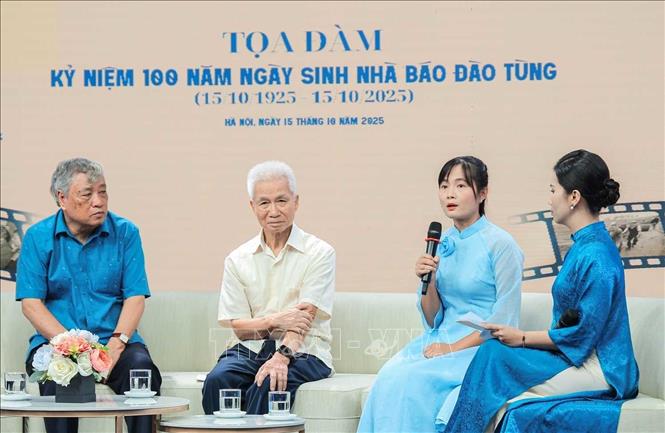 Phóng viên báo Vietnam Plus (TTXVN) Cao Thị Thuỳ Giang chia sẻ tại buổi toạ đàm. Ảnh: Hoàng Hiếu - TTXVN 