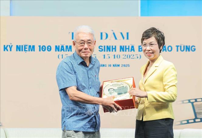 Tổng Giám đốc TTXVN Vũ Việt Trang tặng quà cho đại diện gia đình Nhà báo Đào Tùng. Ảnh: Hoàng Hiếu - TTXVN
