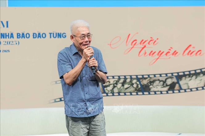 Ông Đỗ Trung Nghĩa con trai Nhà báo Đào Tùng phát biểu tại buổi tọa đàm. Ảnh: Hoàng Hiếu - TTXVN