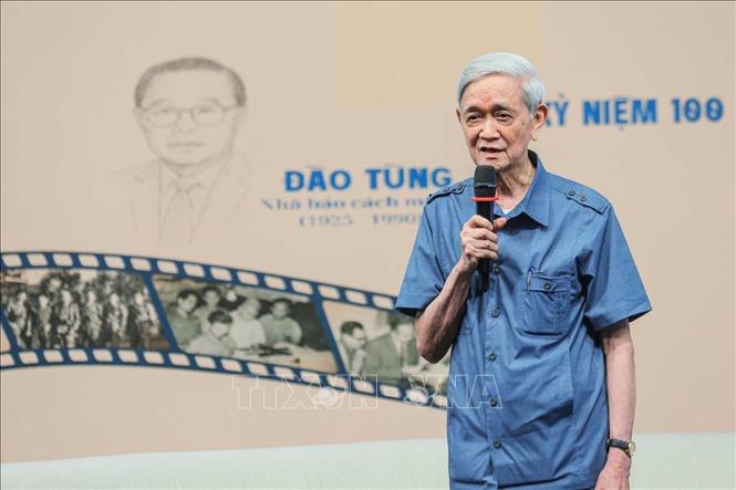 Nguyên Tổng giám đốc TTXVN Hồ Tiến Nghị chia sẻ về những kỷ niệm về Nhà báo Đào Tùng tại buổi toạ đàm. Ảnh: Hoàng Hiếu - TTXVN