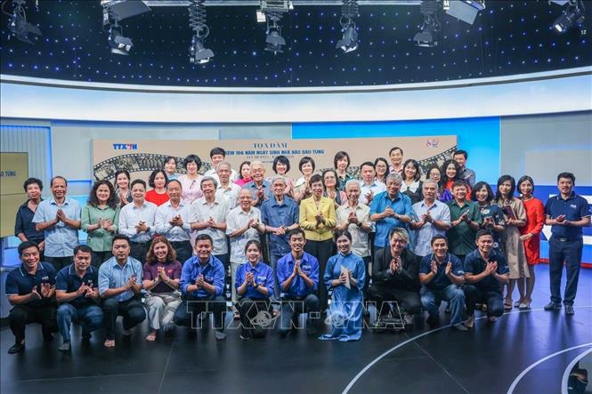 Tổng giám đốc TTXVN Vũ Việt Trang, thân nhân nhà báo Đào Tùng cùng các đại biểu tham dự buổi toạ đàm tại điểm cầu Hà Nội. Ảnh: Hoàng Hiếu - TTXVN