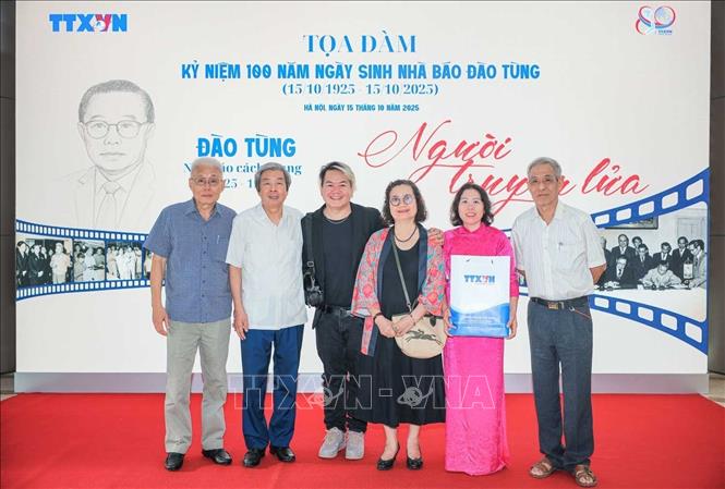 Thân nhân nhà báo Đào Tùng và nguyên Phó Tổng giám đốc TTXVN Hà Minh Huệ. Ảnh: Hoàng Hiếu - TTXVN