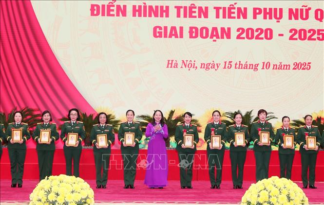  Phó Chủ tịch nước Võ Thị Ánh Xuân, Phó Chủ tịch thứ nhất Hội đồng Thi đua - Khen thưởng Trung ương tặng quà cho các cá nhân điển hình tiên tiến. Ảnh: Trọng Đức - TTXVN