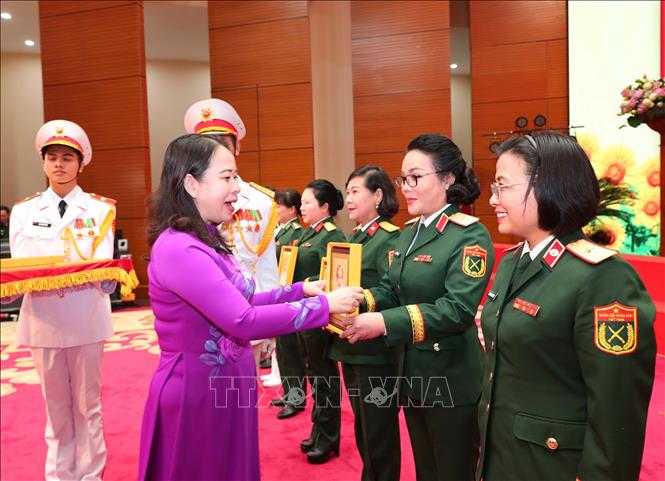 Phó Chủ tịch nước Võ Thị Ánh Xuân, Phó Chủ tịch thứ nhất Hội đồng Thi đua - Khen thưởng Trung ương tặng quà cho các cá nhân điển hình tiên tiến. Ảnh: Trọng Đức - TTXVN