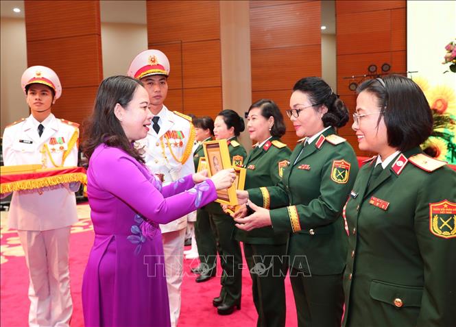  Phó Chủ tịch nước Võ Thị Ánh Xuân, Phó Chủ tịch thứ nhất Hội đồng Thi đua - Khen thưởng Trung ương tặng quà cho các cá nhân điển hình tiên tiến. Ảnh: Trọng Đức - TTXVN