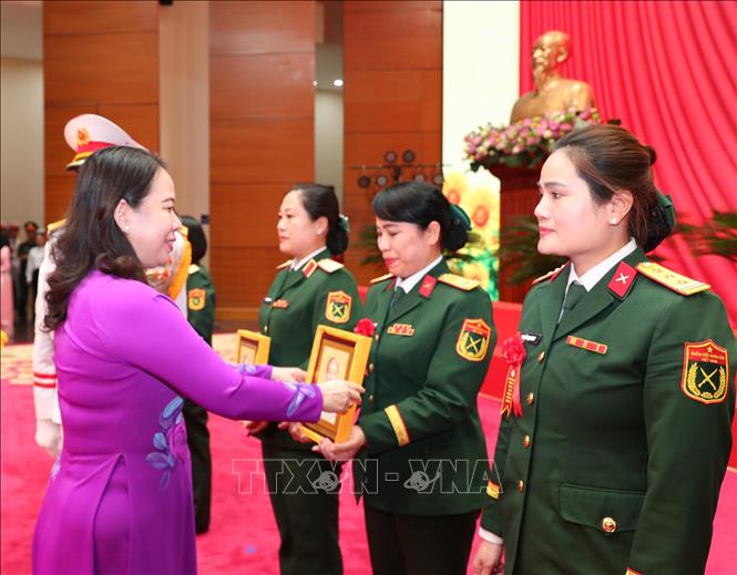  Phó Chủ tịch nước Võ Thị Ánh Xuân, Phó Chủ tịch thứ nhất Hội đồng Thi đua - Khen thưởng Trung ương tặng quà cho các cá nhân điển hình tiên tiến. Ảnh: Trọng Đức - TTXVN