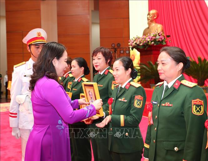  Phó Chủ tịch nước Võ Thị Ánh Xuân, Phó Chủ tịch thứ nhất Hội đồng Thi đua - Khen thưởng Trung ương tặng quà cho các cá nhân điển hình tiên tiến. Ảnh: Trọng Đức - TTXVN