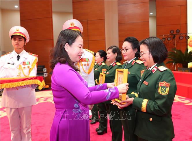  Phó Chủ tịch nước Võ Thị Ánh Xuân, Phó Chủ tịch thứ nhất Hội đồng Thi đua - Khen thưởng Trung ương tặng quà cho các cá nhân điển hình tiên tiến. Ảnh: Trọng Đức - TTXVN