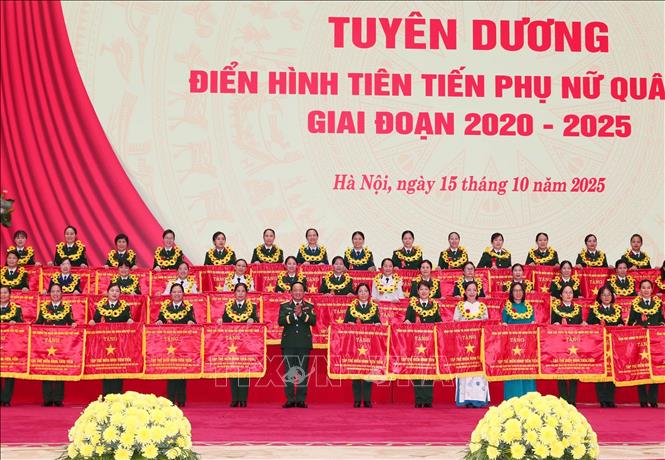 Đại tướng Trịnh Văn Quyết, Chủ nhiệm Tổng cục Chính trị QĐND Việt Nam tặng Cờ Thi đua của Tổng cục Chính trị QĐND Việt Nam cho các tập thể điển hình tiên tiến. Ảnh: Trọng Đức - TTXVN