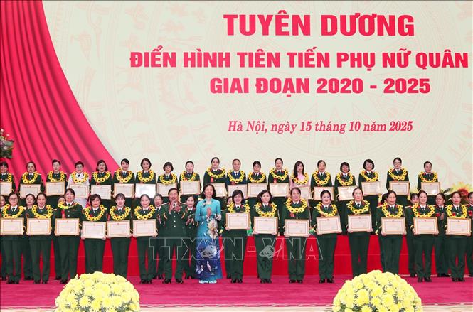 Thượng tướng Lê Huy Vịnh, Thứ trưởng Bộ Quốc phòng và lãnh đạo Trung ương Hội Liên hiệp Phụ nữ Việt Nam tặng Bằng khen cho các cá nhân. Ảnh: Trọng Đức - TTXVN