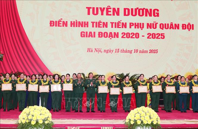 Lãnh đạo Tổng cục Chính trị QĐND Việt Nam tặng Bằng khen cho các cá nhân. Ảnh: Trọng Đức - TTXVN