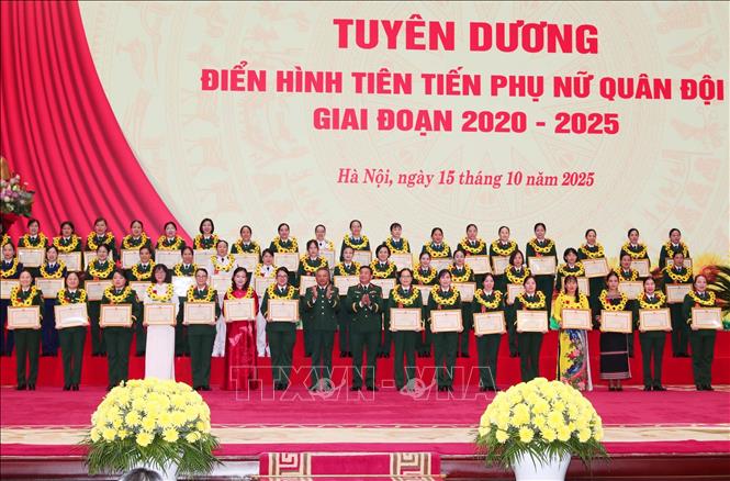 Lãnh đạo Tổng cục Chính trị QĐND Việt Nam tặng Bằng khen cho các cá nhân. Ảnh: Trọng Đức - TTXVN
