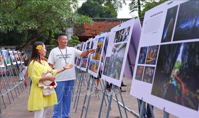 Triển lãm thu hút sự quan tâm của du khách quốc tế. Ảnh: Thanh Tùng - TTXVN