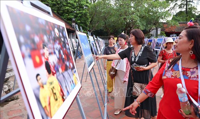 Đại biểu tham quan triển lãm. Ảnh: Thanh Tùng - TTXVN