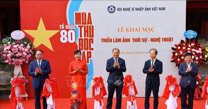 Thứ trưởng thường trực Bộ Văn hóa, Thể thao và Du lịch Lê Hải Bình cùng các đại biểu thực hiện nghi thức khai mạc triển lãm. Ảnh: Thanh Tùng - TTXVN