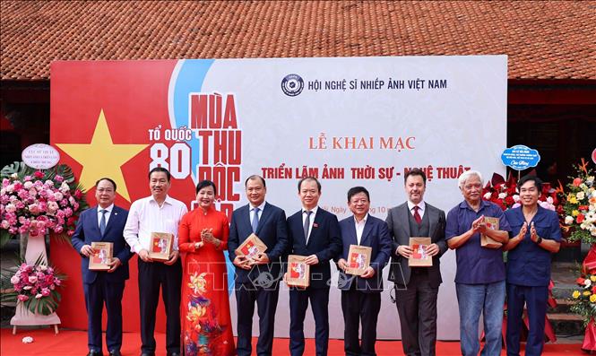 Ban tổ chức tặng sách ảnh cho các đại biểu trong lễ khai mạc. Ảnh: Thanh Tùng - TTXVN