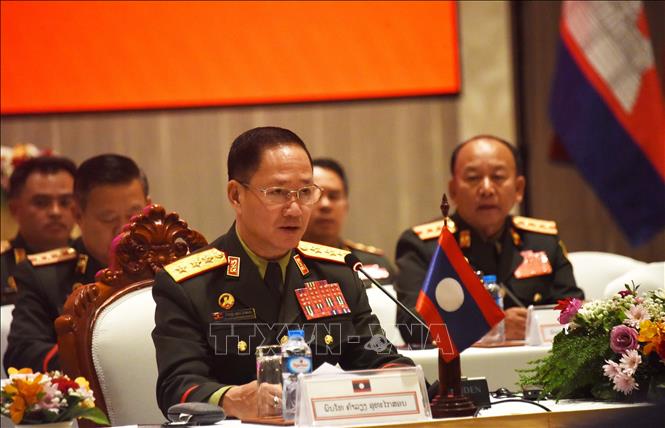 Bộ trưởng Bộ Quốc phòng Lào, Thượng tướng Khamlieng Outhakaysone, phát biểu tại cuộc gặp. Ảnh: Xuân Tú - PV TTXVN tại Lào