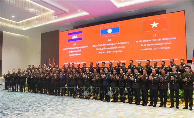 Các đại biểu cấp cao Bộ Quốc phòng Việt Nam-Lào-Campuchia chụp ảnh kỷ niệm sau cuộc gặp. Ảnh: Xuân Tú - PV TTXVN tại Lào