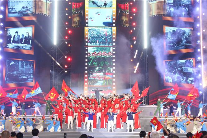 Liên khúc “Mười chín tháng tám – Khúc khải hoàn – Tiến về Sài Gòn – Việt Nam ngày đại thắng” tại chương trình. Ảnh: Thu Hương - TTXVN