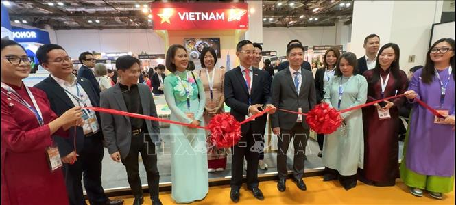 Đại sứ Việt Nam tại Singapore Trần Phước Anh và đại diện Sở Du lịch Thành phố Hồ Chí Minh khai trương Gian hàng du lịch Việt Nam-Thành phố Hồ Chí Minh tại ITB Asia 2025. Ảnh: Ngọc Khương/TTXVN 