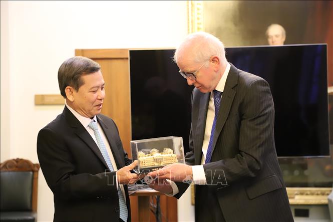 Bí thư Trung ương Đảng, Chánh án Toà án Nhân dân Tối cao Lê Minh Trí tặng quà lưu niệm Nam tước Robert Reed, Chánh án Toà án Tối cao Vương quốc Liên hiệp Anh và Bắc Ireland. Ảnh: Hữu Tiến - PV TTXVN tại Anh