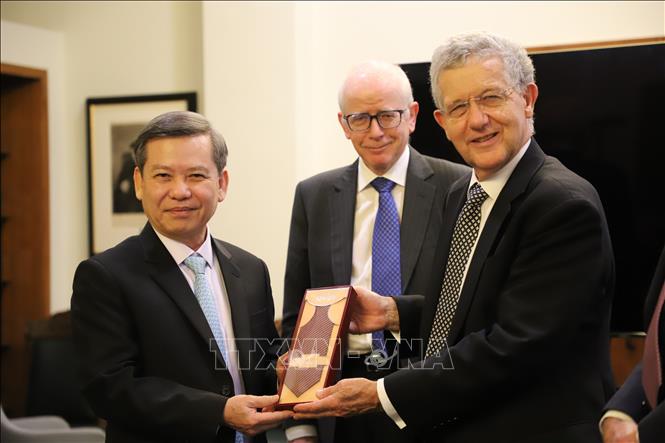 Bí thư Trung ương Đảng, Chánh án Toà án Nhân dân Tối cao Lê Minh Trí tặng quà lưu niệm Ngài Patrick Hodge, Phó Chánh án Toà án Tối cao Vương quốc Liên hiệp Anh và Bắc Ireland. Ảnh: Hữu Tiến - PV TTXVN tại Anh
