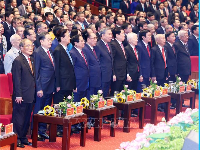 Tổng Bí thư Tô Lâm và các đại biểu thực hiện nghi lễ chào cờ. Ảnh: Thống Nhất-TTXVN