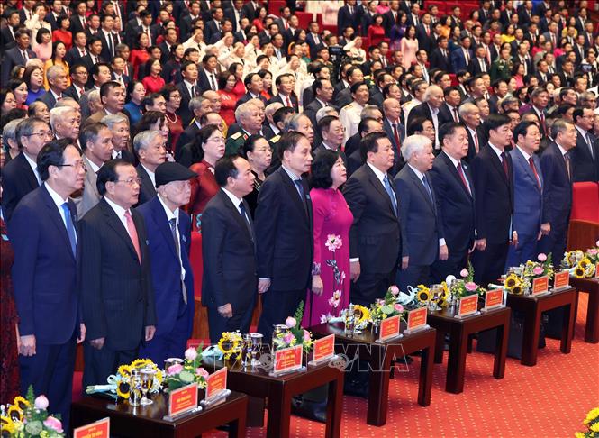 Các đại biểu thực hiện nghi lễ chào cờ. Ảnh: Thống Nhất-TTXVN