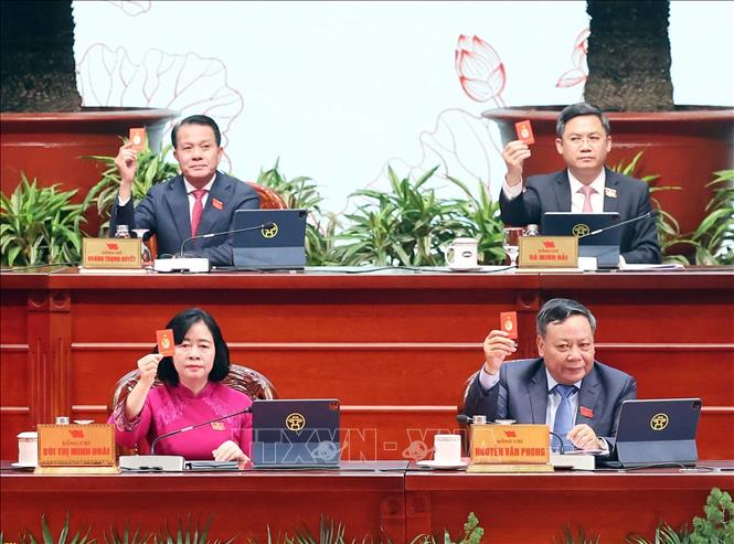 Đoàn Chủ tịch Đại hội biểu quyết. Ảnh: Thống Nhất-TTXVN