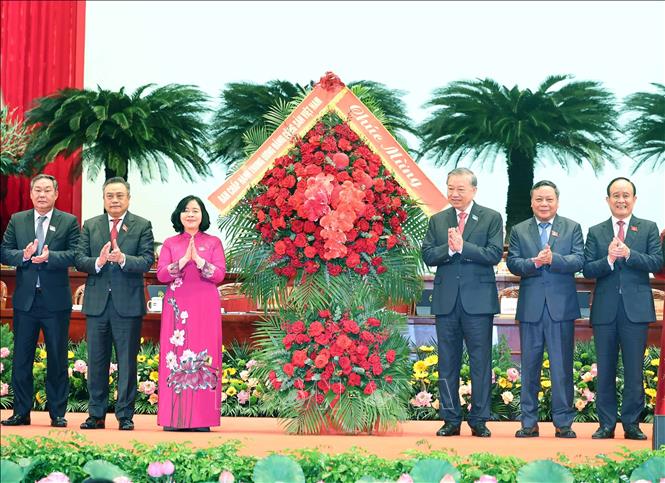 Tổng Bí thư Tô Lâm tặng hoa chúc mừng Đại hội đại biểu Đảng bộ thành phố Hà Nội lần thứ 18. Ảnh: Thống Nhất-TTXVN