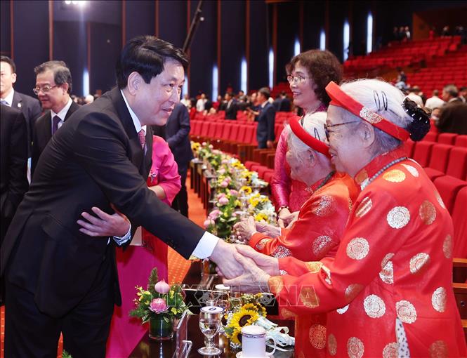 Chủ tịch nước Lương Cường với các Mẹ Việt Nam Anh hùng tại Đại hội. Ảnh: Thống Nhất - TTXVN