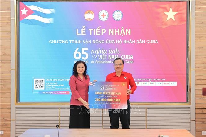 Phó Tổng giám đốc TTXVN Nguyễn Thị Sự trao biểu trưng số tiền ủng hộ nhân dân Cuba cho Hội chữ thập đỏ Việt Nam. Ảnh: Lê Đông - TTXVN