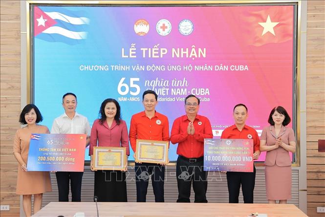 Phó Tổng giám đốc TTXVN Nguyễn Thị Sự cùng đoàn cán bộ và đại diện hội chữ thập đỏ tỉnh Hưng Yên trao ủng hộ nhân dân Cuba cho Hội chữ thập đỏ Việt Nam. Ảnh: Lê Đông - TTXVN