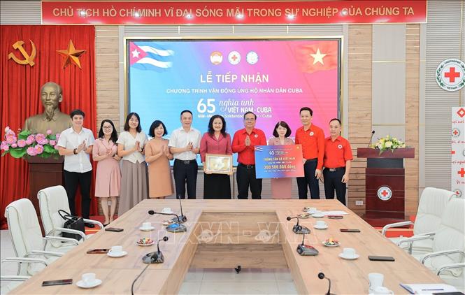 Phó Tổng giám đốc TTXVN Nguyễn Thị Sự cùng đoàn cán bộ trao ủng hộ nhân dân Cuba cho Hội chữ thập đỏ Việt Nam. Ảnh: Lê Đông - TTXVN