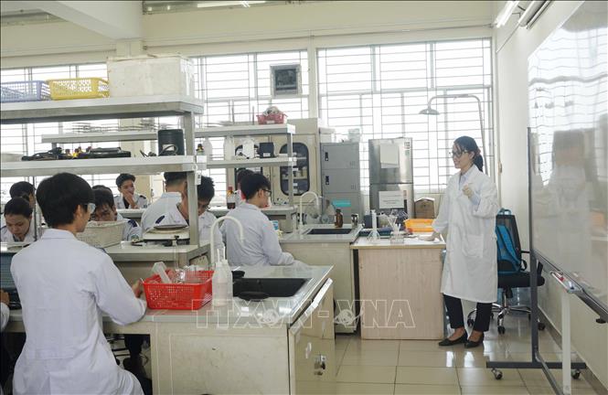 Tiến sĩ Nguyễn Hồ Thùy Linh trong giờ giảng dạy thực hành tại phòng thí nghiệm. Ảnh: Thu Hoài - TTXVN