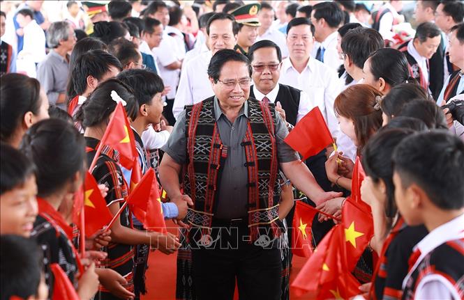 Thủ tướng Phạm Minh Chính với học sinh và đồng bào các dân tộc thôn Ahu, xã Tây Giang (Đà Nẵng). Ảnh: Dương Giang-TTXVN 
