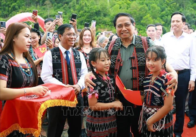 Thủ tướng Phạm Minh Chính với học sinh và đồng bào các dân tộc thôn Ahu, xã Tây Giang (Đà Nẵng). Ảnh: Dương Giang-TTXVN 
