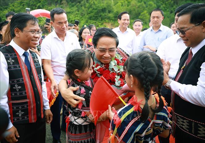 Thủ tướng Phạm Minh Chính với học sinh xã Tây Giang (Đà Nẵng). Ảnh: Dương Giang-TTXVN 
